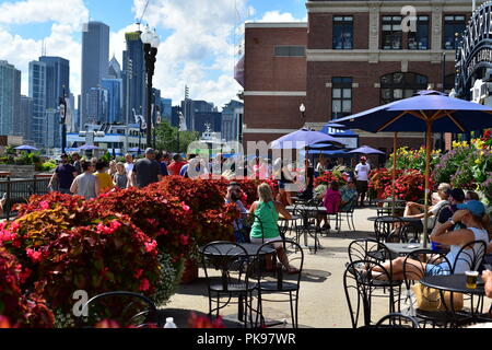 Les gens se détendre sur le Navy Pier, avec l'avis du centre-ville de Chicago dans l'arrière-plan Banque D'Images