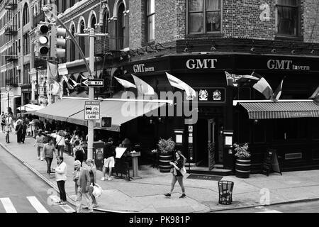 Vue en noir et blanc d'une rue dans le centre-ville de Manhattan, New York City, New York, USA Banque D'Images