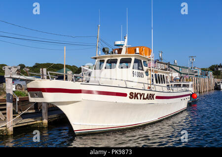 'Skylark' tête voile amarré à quai dans le bassin de Menemsha Dutcher, dans le village de pêcheurs de Menemsha à Chilmark, Massachusetts sur Martha's Vineyard. Banque D'Images