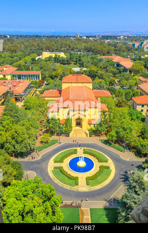 Palo Alto, Californie, États-Unis - 13 août 2018 : Vue aérienne de la fontaine et Memorial Auditorium de l'Université de Stanford Campus vu de Hoover Tower Observatory. Tir vertical. Banque D'Images