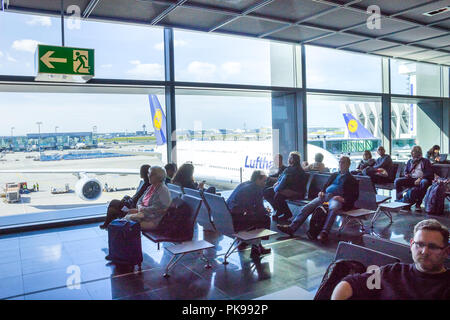 Francfort, Allemagne - 28 Avril 2018 : les passagers assis et en attente de départ à l'intérieur de l'aéroport Pearson de Francfort à Francfort, Allemagne Le 28 avril, 2018 Banque D'Images