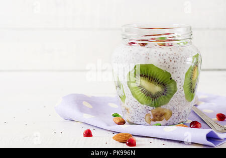 Chia pudding avec les baies fraîches dans un bocal en verre. Concept de Manger végétalien, mode de vie sain, suivre un régime, menu de remise en forme. Banque D'Images