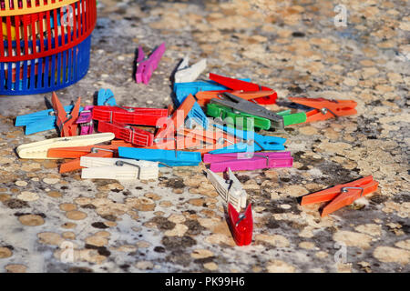 Clothespins. Pinces à linge en plastique coloré, debout sur la table. Pinces à linge en tissu. Banque D'Images