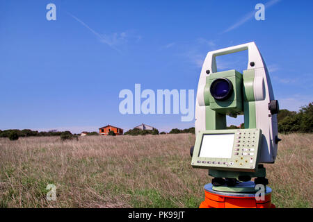 La station total. Instrument d'enquête geodetic périphérique. Temps d'automne l'arpentage, la station total défini dans le champ. Banque D'Images