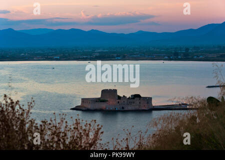 Le Château de Bourtzi dans la mer Egée, Nauplie, Grèce Banque D'Images