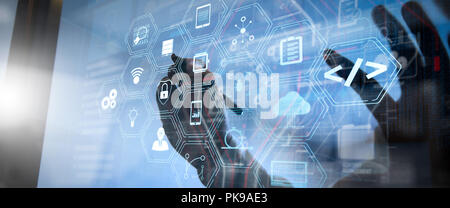 Développeur de logiciels de codage avec la réalité augmentée avec l'ordinateur de bord d'icônes et de développement agile scrum et versioning fourche code Banque D'Images