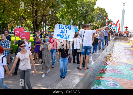 Samara, Russie - septembre 9, 2018 : l'opposition protester contre l'augmentation de l'âge de la retraite. Texte en russe : la retraite pour vivre Banque D'Images