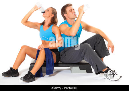 L'homme et de la femme sportive en eau potable après entraînement Banque D'Images