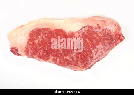 Steak cru frais isolé sur fond blanc. Banque D'Images