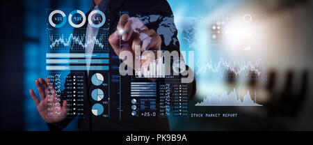 L'analyse des investisseurs rapport de marché boursier et financier tableau de bord avec la business intelligence (BI), avec des indicateurs de performance clés (KPI).businessman hand Banque D'Images