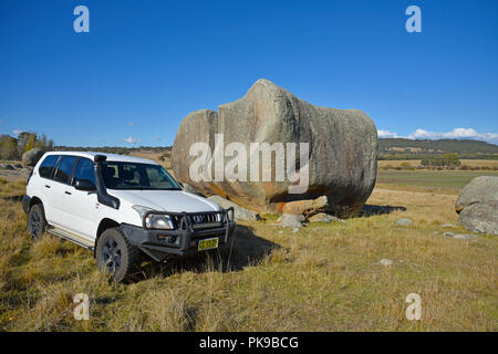 2008 Toyota Landcruiser prado 120 en blanc à la zone de loisirs de Stonehenge près de Glen Innes, New South Wales, Australie Banque D'Images