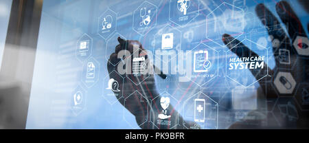 Services médicaux généraux (GMS) et les généralistes (médecins de famille ou GPs) schéma.médecin travaillant sur une tablette numérique Banque D'Images