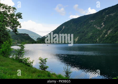 Corlo Lake est un bassin artificiel entièrement inclus dans la municipalité d'Arsiè, dans la province de Belluno, Vénétie, Italie, construit en 1954. Banque D'Images