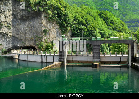 Arsiè, Veneto, Italie. Le barrage de Corlo est une imposante barrière du Torrent Cismon construit entre 1951 et 1953 afin d'obtenir un bassin artificiel. Banque D'Images