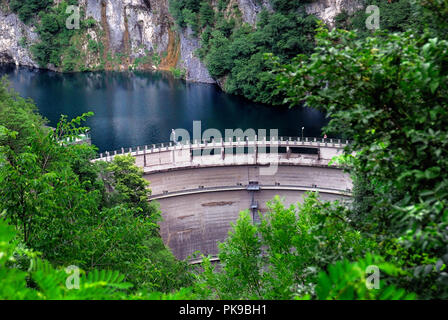 Arsiè, Veneto, Italie. Le barrage de Corlo est une imposante barrière du Torrent Cismon construit entre 1951 et 1953 afin d'obtenir un bassin artificiel. Banque D'Images