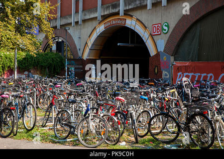 Des vélos garés en face de la gare Cologne-Ehrenfeld, Cologne, Allemagne. abgestellte Fahrraeder Koeln-Ehrenfeld vor dem Bahnhof, Koeln, Deutschla Banque D'Images