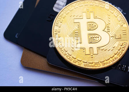 Bitcoin monnaie et cartes de crédit. Le concept de monnaie, l'argent en ligne crypto Banque D'Images