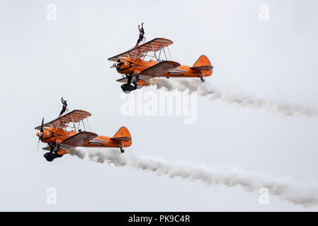 L'équipe de Wingwalkers AeroSuperBatics vol en formation Banque D'Images