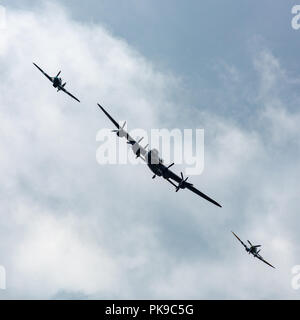 Lancaster PA474 de la Battle of Britain Memorial Flight avec Hurricane et Spitfire d'accompagnement Banque D'Images