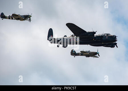 L'Avro Lancaster accompagné d'une escorte d'un ouragan et un Spitfire Banque D'Images