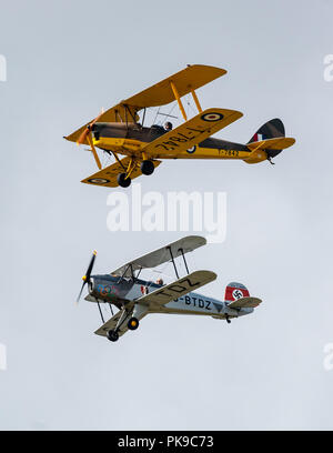 De Havilland DH82 Tiger Moth et Tronçonneur Jungmann Bu 131 biplans volant en formation lors d'un affichage de l'air. Banque D'Images