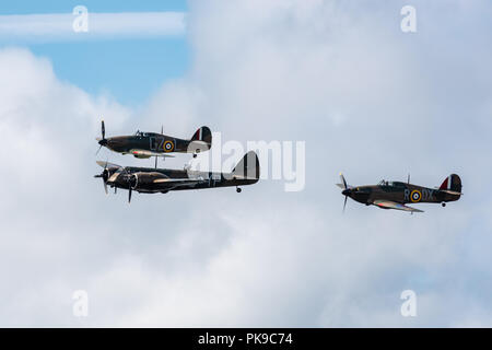 Bombardier moyen Bristol Blenheim du RAF Advanced Air Striking Force escorté par deux chasseurs Hurricane. Banque D'Images