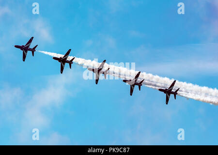 Cinq flèches rouge RAF rafale Hawks à travers un ciel bleu pendant l'affichage Banque D'Images