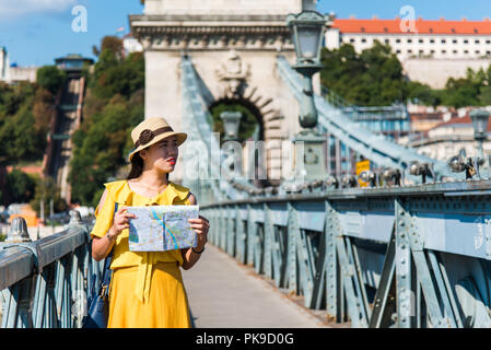 Femme avec une carte touristique Découverte de Budapest et le pont des chaînes Banque D'Images