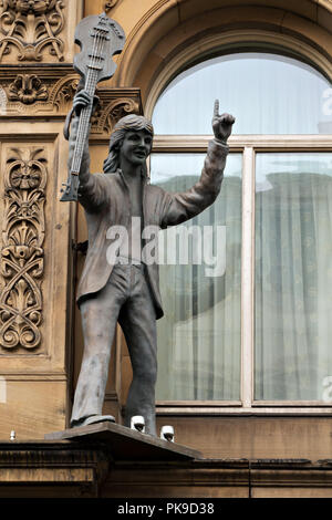 Statue de Sir Paul McCartney sur l'extérieur de la thématique Beatles Hard Days Night Hotel Liverpool St John sur l'UK. Banque D'Images