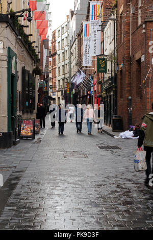 Les gens qui marchent le long de la célèbre Mathew St à Liverpool UK. Qui est le foyer de la Cavern Club et divers clubs et bars à thème des Beatles. Banque D'Images