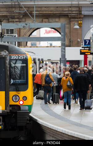 Les passagers sur la plate-forme à la gare de Liverpool Lime Street UK. Banque D'Images