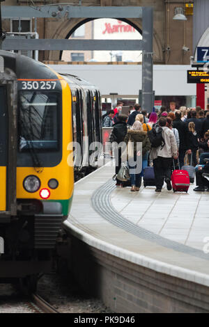 Les passagers sur la plate-forme à la gare de Liverpool Lime Street UK. Banque D'Images