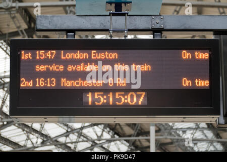 Signe de l'écran LCD montrant London Euston train est à l'heure à Liverpool Lime Street Station. Banque D'Images