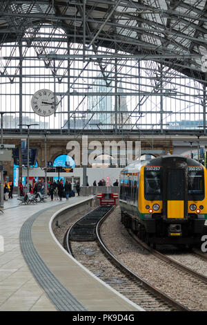 Les passagers sur la plate-forme à la gare de Liverpool Lime Street UK. Banque D'Images