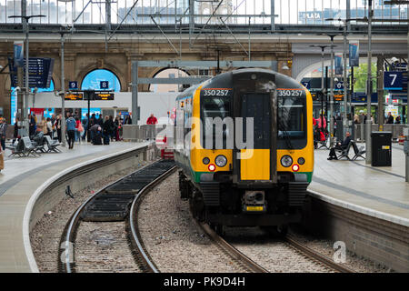 Les passagers sur la plate-forme à la gare de Liverpool Lime Street UK. Banque D'Images