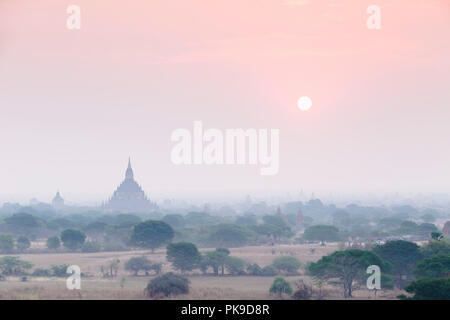 Les temples de la zone archéologique de Bagan au lever du soleil, Bagan, Myanmar Banque D'Images