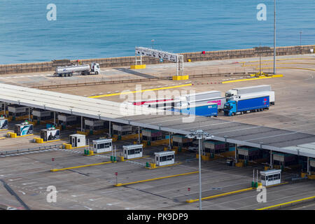 Les camions arrivant au port de Douvres avant de partir sur le continent pour les ferries transmanche Banque D'Images