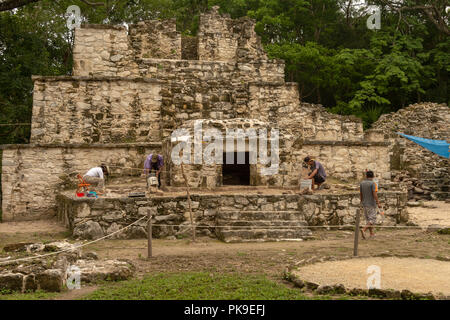 Les travaux de rétablissement de ruines mayas de Muyi - Chunyaxche, près de Tulum, Mexique (10 août 2018) Banque D'Images