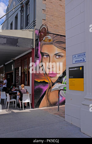 Commonwealth Bank à murwillumbah, New South Wales, Australie, avec fresque de woman's face à la ruelle à côté de Banque D'Images