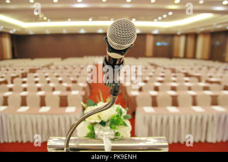 Le microphone est situé sur podium sont au centre de la pièce est couverte d'un tapis rouge avec un chiffon blanc et des chaises et tables préparer avant Banque D'Images