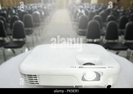 Le projecteur est placé sur une table couverte d'un linge blanc placé en face de la salle de réunion avec les présidents des comités, plaçant le règlement pour la préparation d'avant Banque D'Images