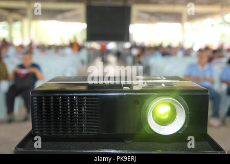 Le projecteur est placé sur une table couverte d'un linge blanc placé en face de la salle de réunion avec les présidents des comités, plaçant le règlement pour la préparation d'avant Banque D'Images