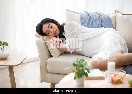 Cheerful pregnant woman relaxing at home Banque D'Images