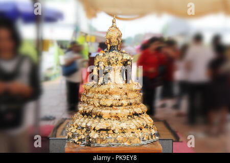 Bouddha méditant sur une base lotus 5 étape. L'or des mots dorés entourant . Photographié par derrière Banque D'Images