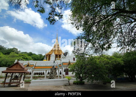 Les touristes et les bouddhistes se sont ce qui concerne l'empreinte de Bouddha du Wat Phra Phutthabat Ratchaworamahawihan.Saraburi, Thaïlande, Banque D'Images