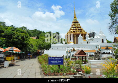 Saraburi ,Thaïlande,30 juillet 2018, les touristes et les bouddhistes se sont ce qui concerne l'empreinte de Bouddha du Wat Phra Phutthabat Ratchaworamahawihan. Banque D'Images