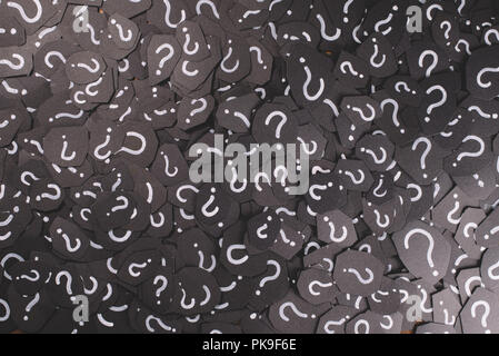 Image plein format du papier noir avec un point d'interrogation pour l'arrière plan. Concept de question, problème, FAQ, Questions-réponses et de mystère Banque D'Images