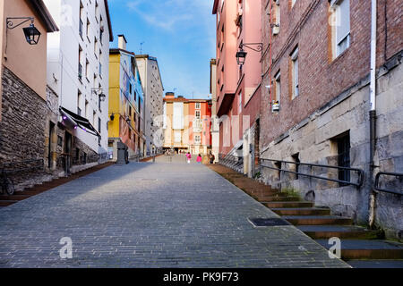 Rue pavée avec des façades de maisons anciennes avec beaucoup de couleur sur les côtés situé dans la vieille ville de Vitoria Espagne Banque D'Images