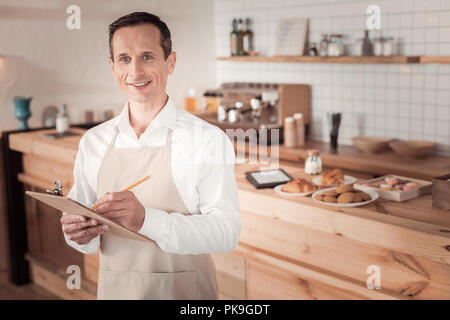 Homme agréable agréable en prenant l'ordre Banque D'Images