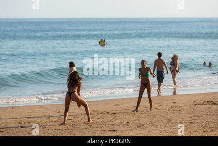 VILA DO BISPO, PORTUGAL - 21 août 2018 : les gens à la célèbre plage de Salema à Vila do Bispo. Cette plage fait partie d'un célèbre région touristique d'Alg Banque D'Images